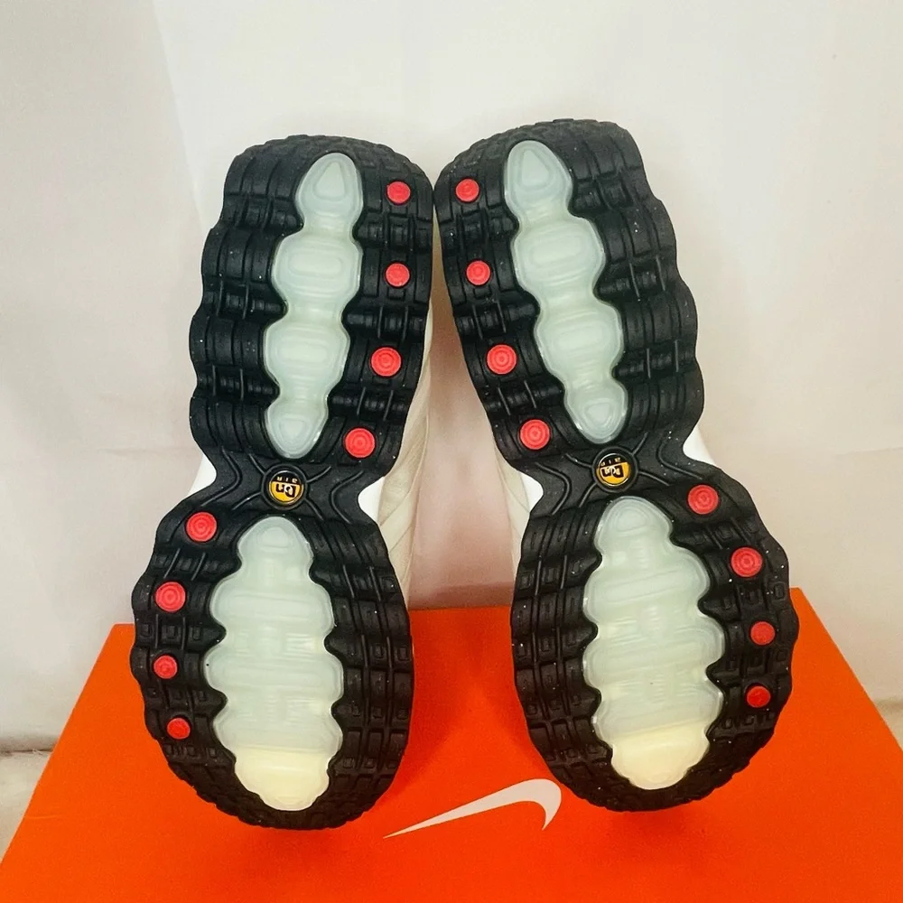 New Nike Air Max DN8 Sail and Black- Fossil Athletic Sneakers Women size 5
